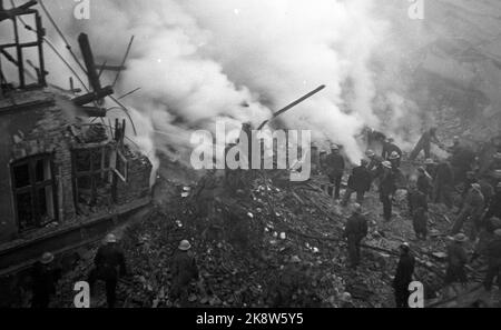 WW2 Oslo 19441231 l'attentato dinamitardo contro Oslo. Soldati e vigili del fuoco lavorano in rovina. Foto: NTB *** Foto non elaborata ***** Foto Stock