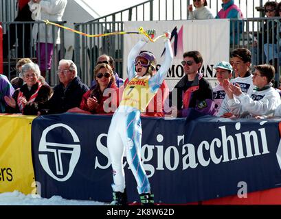 Crans Montana, Svizzera 19920319 finali di Coppa del mondo in Alpine, Women, Super G. Merete Fjeldavlie si rallegra nell'area target dopo essere diventato il numero 2. Foto. Calle Törnström / NTB / NTB Foto Stock