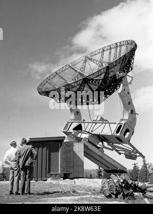 Harestuta 19540531 l'osservatorio solare di Harestuta viene messo in funzione. Qui un'antenna del tipo di riflettore parabolico. Questo schermo radar è stato lasciato dai tedeschi. Foto: NTB / NTB Foto Stock