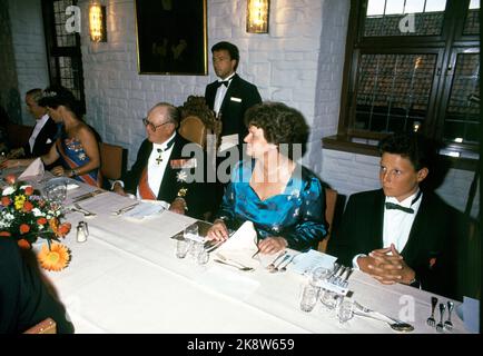 Oslo 19880702. Re Olav compie 85 anni. Qui dalla cena governativa al Castello di Akershus per 355 ospiti. Qui durante la cena (F.) Jo Benkow, Principessa della Corona Sonja, Re Olav, Gro Harlem Brundtland e Principe Haakon Magnus. Foto: Olav Olsen NTB Foto Stock