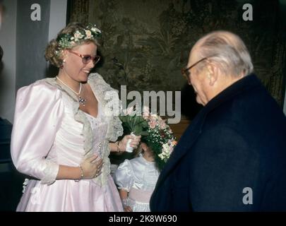 Oslo 19891209: Cathrine Ferner, nipote del re Olav, sposa Arild Johansen nella chiesa di Ris a Oslo. La sposa in abito rosa con paillettes, pizzo e corona di fiori nei capelli. Qui la sposa saluta suo nonno, re Olav. Foto: Knut Falch Foto Stock