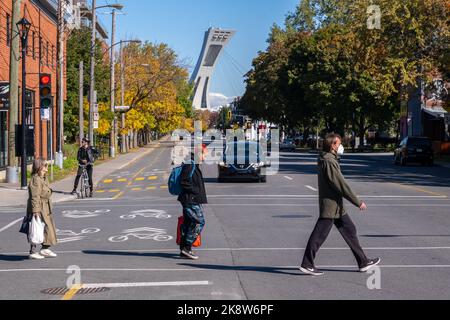 Montreal, CA - 10 ottobre 2022: Persone che attraversano via Rachel in autunno Foto Stock