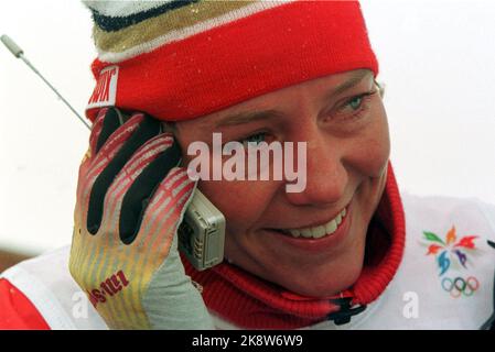 Nagano, Giappone 19980208: Un sorridente ma chiaramente mosso Anita Moen Guidon parla con la sua famiglia a casa in Norvegia dopo aver conquistato il bronzo a 15 km. Durante le Olimpiadi di Nagano. Foto di scansione: Gunnar Lier / NTB Foto Stock