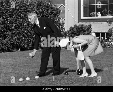 Flå 19690811. Regina Elisabetta in Norvegia con la famiglia. Il primo Ministro per Borten ha invitato la Regina per il pranzo nella sua casa nella fattoria di Flå. Qui vediamo per Borten imparare la Regina a giocare Boccia. Serio, concentrato. Abito estivo. Foto: Archivio NTB / NTB Foto Stock