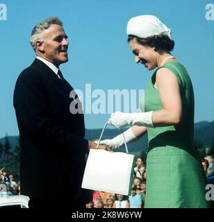 Flå 19690811. Regina Elisabetta in Norvegia con la famiglia. Qui, la Regina è accolta dal primo ministro per Borten che ha invitato le case reali per il pranzo. La regina in abito estivo verde, guanti bianchi, cappello e borsa. Sorridente. Foto: NTB Foto Stock