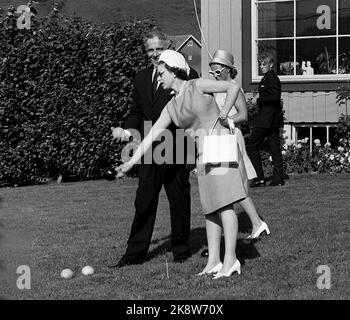 Flå 19690811. Regina Elisabetta in Norvegia con la famiglia. Il primo Ministro per Borten ha invitato la Regina per il pranzo nella sua casa nella fattoria di Flå. Qui per Borten è visto che impara la regina a giocare Boccia. Crown Princess Sonja sullo sfondo con cappello e occhiali da sole. Serio, concentrato. Foto: Archivio NTB / NTB Foto Stock