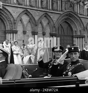 Trondheim 19580622 SIGNINGEN di King Olav. Re Olav (TV) e il principe ereditario Harald fanno stipendi e ondeggia il pubblico dalla macchina, dopo il re del re nella Cattedrale di Nidaros. Foto: Sverre A. Børretzen / corrente / NTB Foto Stock