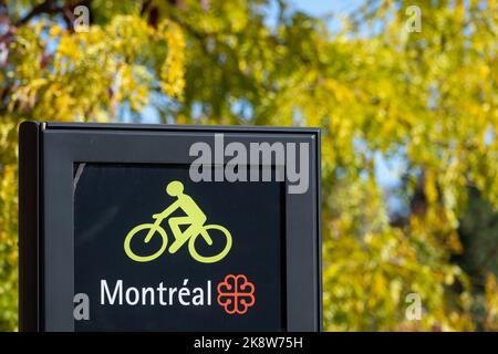 Montreal, CA - 10 ottobre 2022: Logo della città di Montreal e icona della bicicletta su un cartello su Rachel Street Foto Stock