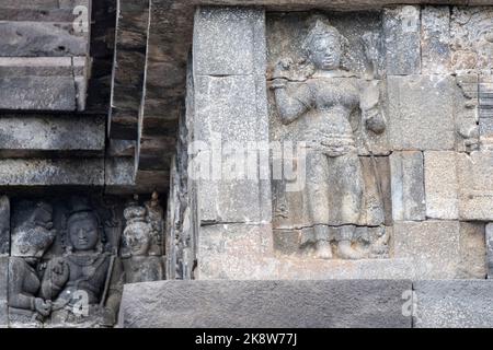 Indonesia, Java, Borobudur. Il più grande monumento buddista del mondo, circa 780-840 d.C. Patrimonio dell'umanità dell'UNESCO. Particolare di figure in pietra scolpita. Foto Stock