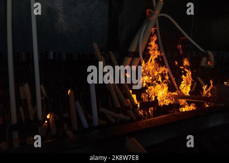 Santuario di Fatima, Portogallo luogo di combustione delle candele, vicino alle fiamme. Foto Stock