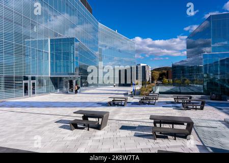 Montreal, CA - 10 ottobre 2022: Edificio complesso scientifico dell'Universite de Montreal sul campus MIL Foto Stock