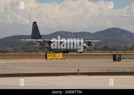 USMC C-130J Super Hercules decollo a MCAS Miramar, a San Diego, California Foto Stock