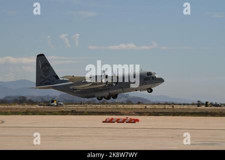 USMC C-130J Super Hercules decollo a MCAS Miramar, a San Diego, California Foto Stock