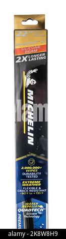 Winneconne, WI - 24 ottobre 2022: Un pacchetto di spazzole tergicristallo Michelin su uno sfondo isolato. Foto Stock