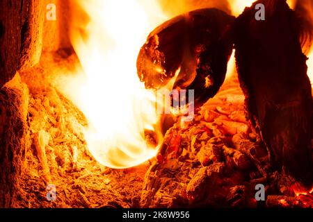 stufa a legna riscaldamento, fuoco di carboni di legno primo piano Foto Stock