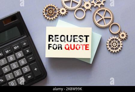 Primo piano su imprenditore tenendo una scheda con richiesta di preventivo messaggio, business Concetto di immagine con soft focus background e tono vintage Foto Stock