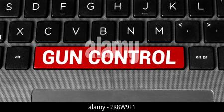 Un concetto immagine di un alfabeto di legno sparso su una vecchia trama di acciaio arrugginito con una tela bianca e UN CONTROLLO DI PISTOLA parola Foto Stock