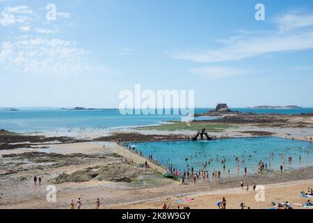 Spiaggia di Saint Malo, con piscina con acqua salata. Francia Foto Stock