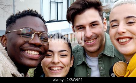 Diversi giovani studenti amici divertirsi nel campus. Prospettiva selfie, ragazzi universitari, Millennial Foto Stock