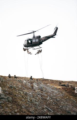 Soldati dell'esercito italiano con la Brigata Alpini si respingono da un elicottero UH-60 Blackhawk per salvare un incidente simulato durante una missione pilota abbattuta durante una missione pilota abbattuta come parte dell'esercizio Summer Resolve nella Provincia di Bolzano, Italia, 4 ottobre 2022. Exercise Alpine Star è un esercizio annuale di addestramento in montagna e artico organizzato dall'Esercito Italiano, multinazionale e multifase. I paracadutisti della ricognizione della Brigata aerea 173rd si integrano all’interno di alcune aziende selezionate della Brigata Alpini dell’Esercito Italiano per imparare tecniche di traversata, ascendente e discendente multi-stagionale Foto Stock