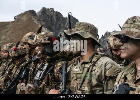 I paracadutisti dell'esercito americano assegnati a 2nd battaglione, 503rd reggimento della fanteria paracadute si affiancano ai soldati della Brigata Alpini dell'esercito italiano durante un discorso del generale dell'esercito italiano nella provincia di Bolzano, Italia, 4 ottobre 2022. Exercise Alpine Star è un esercizio annuale di addestramento in montagna e artico organizzato dall'Esercito Italiano, multinazionale e multifase. I paracadutisti di ricognizione della Brigata aerea 173rd si integrano all’interno di alcune aziende selezionate della Brigata Alpini dell’Esercito Italiano per apprendere tecniche di attraversamento, salita e discesa di montagna multi-stagionale Foto Stock