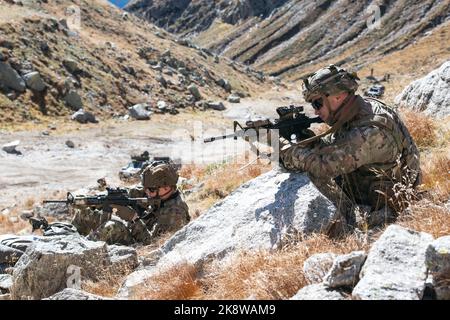 I paracadutisti dell'esercito americano assegnati a 2nd battaglione, 503rd reggimento di fanteria paracadute provvedono a coprire il fuoco come soldati con l'assalto della Brigata Alpini dell'esercito italiano un obiettivo durante un esercizio di fuoco in bianco come parte dell'esercizio Summer Resolve nella Provincia di Bolzano, Italia, 3 ottobre 2022. Exercise Alpine Star è un esercizio annuale di addestramento in montagna e artico organizzato dall'Esercito Italiano, multinazionale e multifase. I paracadutisti della ricognizione della Brigata aerea 173rd si integrano all’interno di alcune aziende selezionate della Brigata Alpini dell’Esercito Italiano per imparare le tecniche di traversata, ascendi Foto Stock