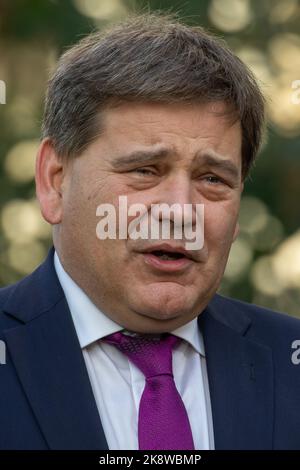 Londra, Regno Unito. 24th ottobre 2022. Andrew Bridgen, deputato conservatore del North West Leicestershire, è intervistato su College Green sul concorso di leadership conservatore. Rishi Sunak era appena diventato leader dei conservatori senza che fosse stato espresso un voto a seguito del ritiro dalla competizione di Penny Mordaunt dopo che non riuscì per poco ad attrarre le 100 candidature richieste dai deputati conservatori. Credit: Notizie dal vivo di Mark Kerrison/Alamy Foto Stock