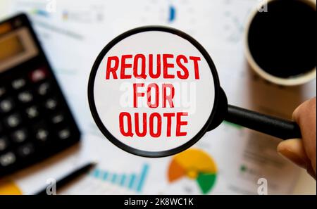Uomo con scheda con testo richiesta di preventivo. Foto Stock
