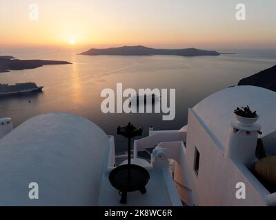 Vista su Firostefani al tramonto sulla Caldera. Isole Cicladi greche di Santorini nel Mar Egeo. Foto Stock