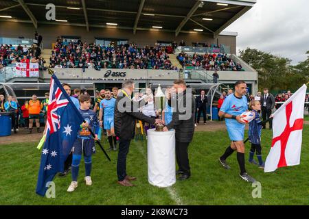 Disabili fisici Coppa del mondo di Rugby League a Victoria Park. La Coppa viene portata fuori prima della partita Inghilterra/Australia Foto Stock