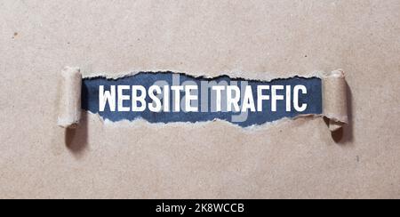 Nota di memoria scritta con testo TRAFFICO SITO web isolato su sfondo verde. Foto Stock
