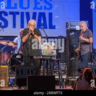 NEW ORLEANS, LA, USA - 15 OTTOBRE 2022: Charlie Musselwhite suona l'armonica all'annuale Crescent City Blues and BBQ Festival di Lafayette Square Foto Stock