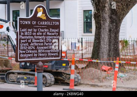 NEW ORLEANS, LA, USA - 18 OTTOBRE 2022: Contrassegno storico per 'Town of Carrollton' su South Carrollton Avenue nel quartiere Uptown Foto Stock