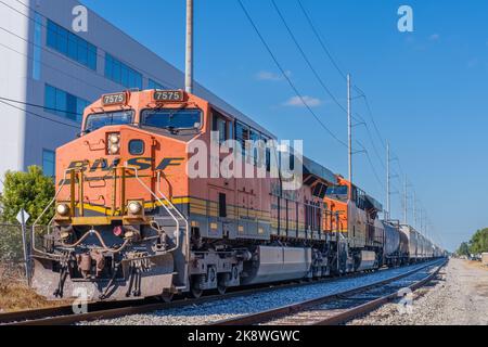 NEW ORLEANS, LA, USA - 23 OTTOBRE 2022: Locomotiva BNSF e lungo treno sulle piste vicino al corpo militare degli ingegneri degli Stati Uniti Foto Stock