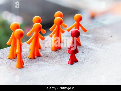Rappresentazione di un team di lavoro e di un leader attraverso bambole Foto Stock