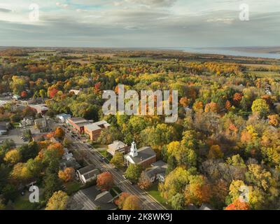 10-16-2022, immagine autunnale aerea del tardo pomeriggio dell'area che circonda il Villaggio di Trumansburg, NY, USA Foto Stock