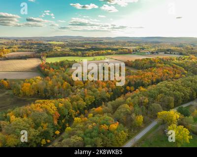 10-16-2022, immagine autunnale aerea del tardo pomeriggio dell'area che circonda il Villaggio di Trumansburg, NY, USA Foto Stock