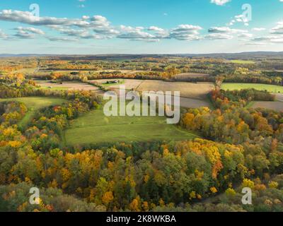 10-16-2022, immagine autunnale aerea del tardo pomeriggio dell'area che circonda il Villaggio di Trumansburg, NY, USA Foto Stock