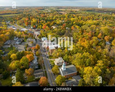 10-16-2022, immagine autunnale aerea del tardo pomeriggio dell'area che circonda il Villaggio di Trumansburg, NY, USA Foto Stock