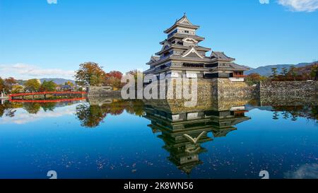 Castello di Matsumoto con la sua riflessione catturata in una prima autunno / autunno mattina Foto Stock