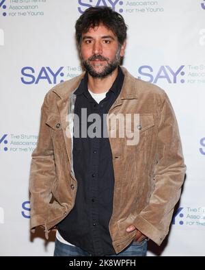 New York, NY, Stati Uniti. 24th Ott 2022. Josh Radnor partecipa al 9th° Annual All-Star Bowling Benefit for the Stuttering Association for the Young (SAY), Bowling Chelsea Piers, New York, NY 24 ottobre 2022. Credit: CJ Rivera/Everett Collection/Alamy Live News Foto Stock