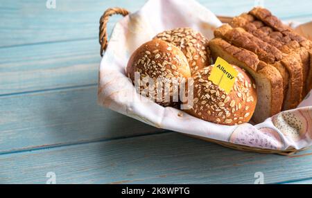 Etichetta allergia sul pane di avena di frumento. Concetto di intolleranza allergica al glutine. Foto Stock