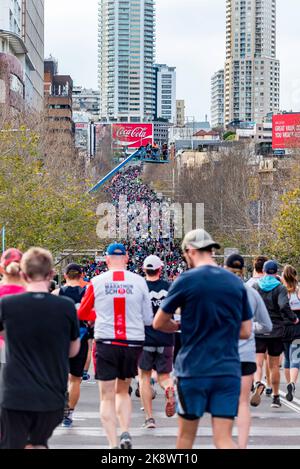 Solo alcuni dei 60.000 partecipanti alla gara di surf della città di Sydney a Bondi. Ogni corridore indossa un'etichetta attaccata al suo bavaglino ed è temporizzato individualmente Foto Stock