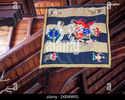 Il Regimental Colour di Atholl Highlanders è sospeso tra i travi del castello di Blair vicino a Pitlochry, Perthshire, Scozia, Regno Unito. Foto Stock