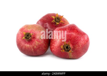 Tre frutti di melograno interi isolati su fondo bianco Foto Stock