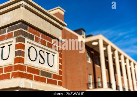 Stillwater, Oklahoma - 21 ottobre 2022: Scritta OSU su una colonna di mattoni nel campus dell'Oklahoma state University Foto Stock