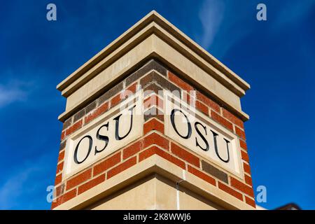 Stillwater, Oklahoma - 21 ottobre 2022: Scritta OSU su una colonna di mattoni nel campus dell'Oklahoma state University Foto Stock