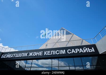 Una vista dell'entrata principale, della facciata e del fronte. Al Palazzo della Pace e della riconciliazione a forma di piramide ad Astana, Nursultano, Kazakistan. Foto Stock