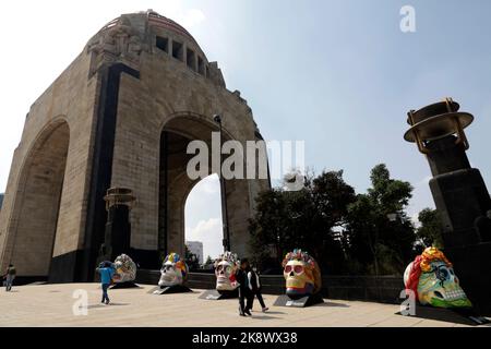 Città del Messico, Messico. 24th Ott 2022. Le persone partecipano alla mostra sui teschi in omaggio all'artista messicano Frida Kahlo al Monumento alla Rivoluzione il 24 ottobre 2022 a Città del Messico, Messico. (Credit Image: © Luis Barron/eyepix via ZUMA Press Wire) Foto Stock