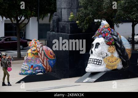 Città del Messico, Messico. 24th Ott 2022. Le persone partecipano alla mostra sui teschi in omaggio all'artista messicano Frida Kahlo al Monumento alla Rivoluzione il 24 ottobre 2022 a Città del Messico, Messico. (Credit Image: © Luis Barron/eyepix via ZUMA Press Wire) Foto Stock